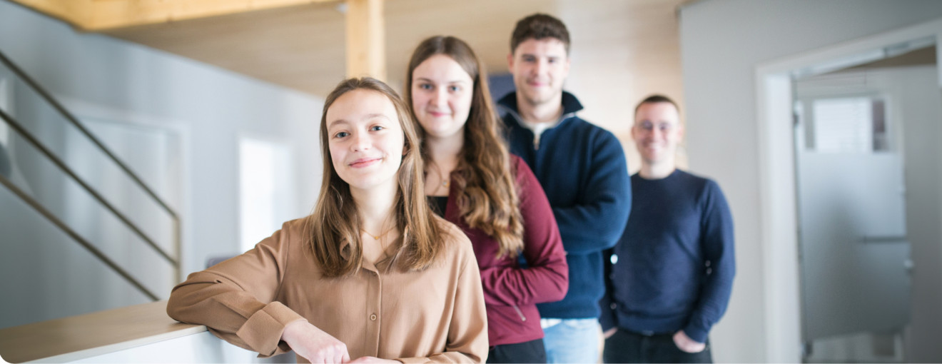 Gruppenfoto mit junger Frau im Vordergrund